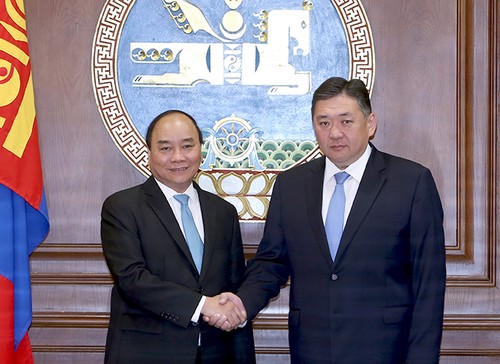 Премьер Вьетнама встретился с председателем Великого государственного хурала Монголии  - ảnh 1